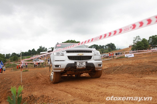 VOC 2014 hấp dẫn với màn kéo xe bán tải vượt dốc